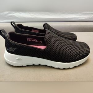 Skechers Women's Black and Pink Go Walk Sneakers